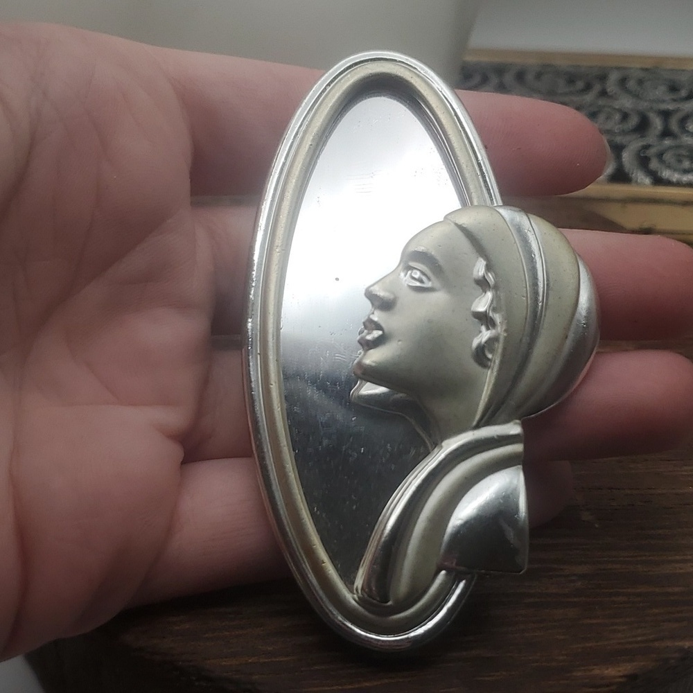 B435‎ vanity girl in the mirror brooch